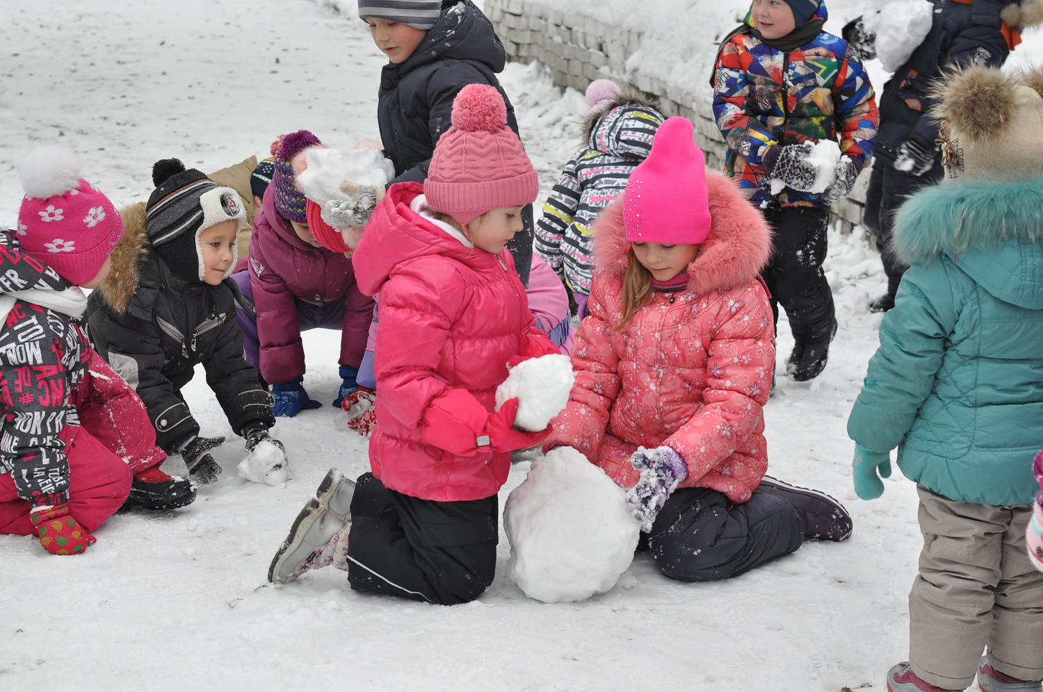 Дети лепят Снеговик на природе для детей
